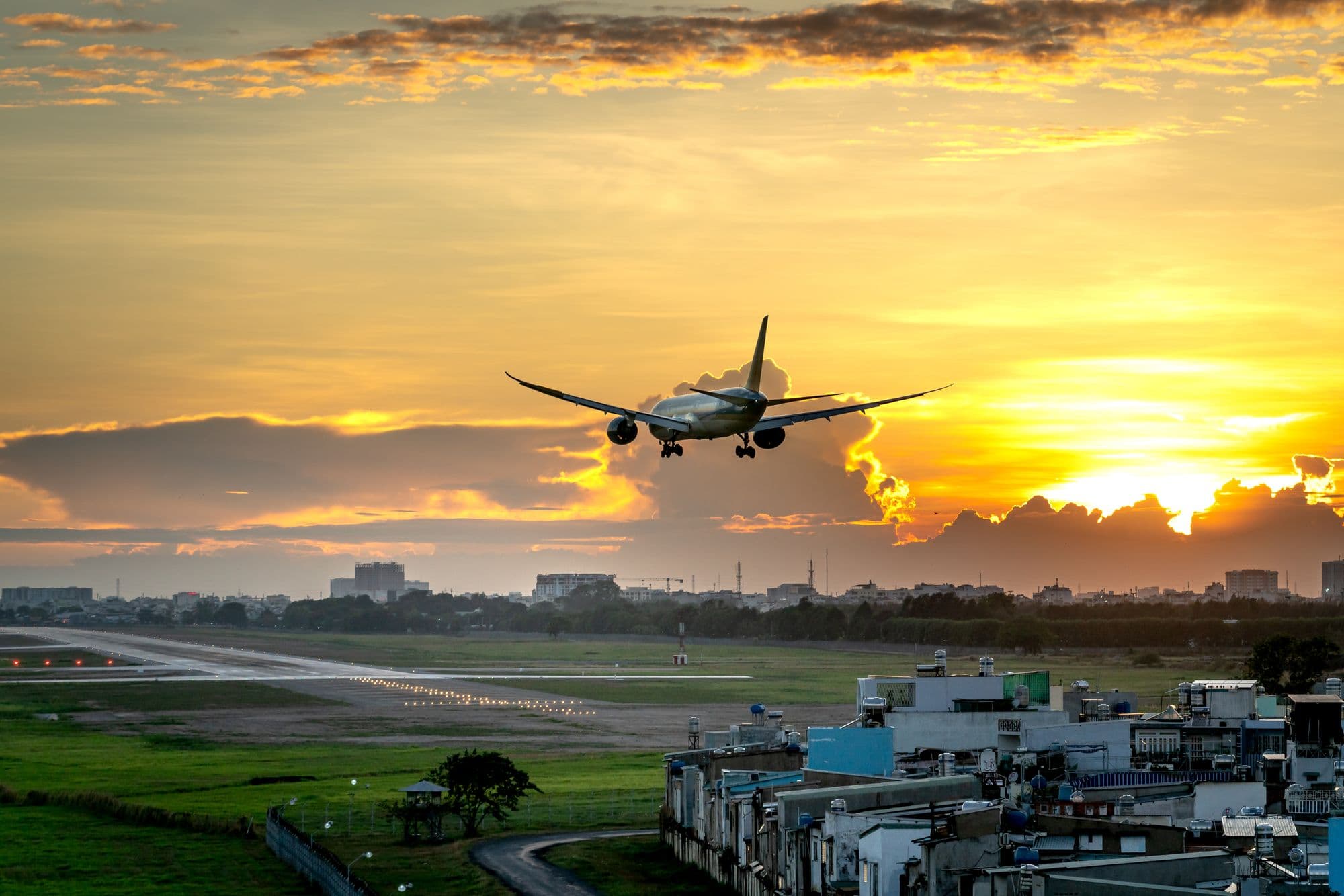 Un avion en approche au coucher du soleil