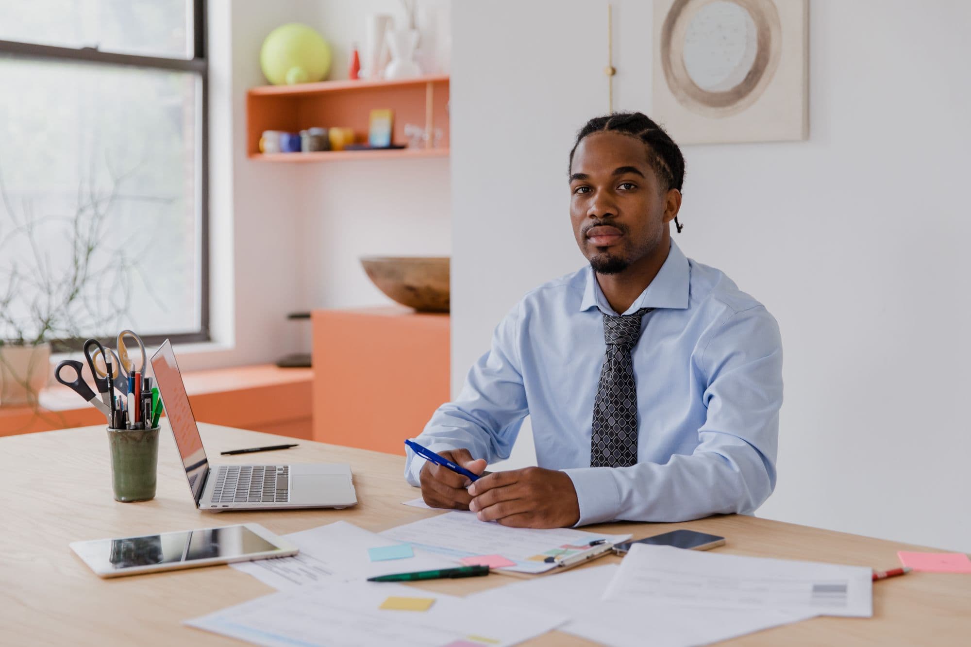 Un dirigeant à son bureau, entre ordinateur et documents