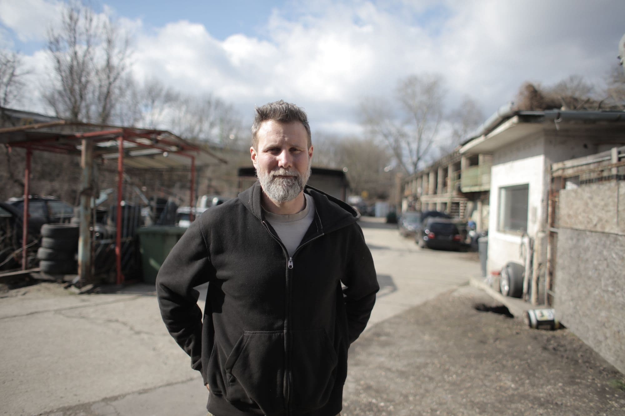 Un artisan devant son atelier