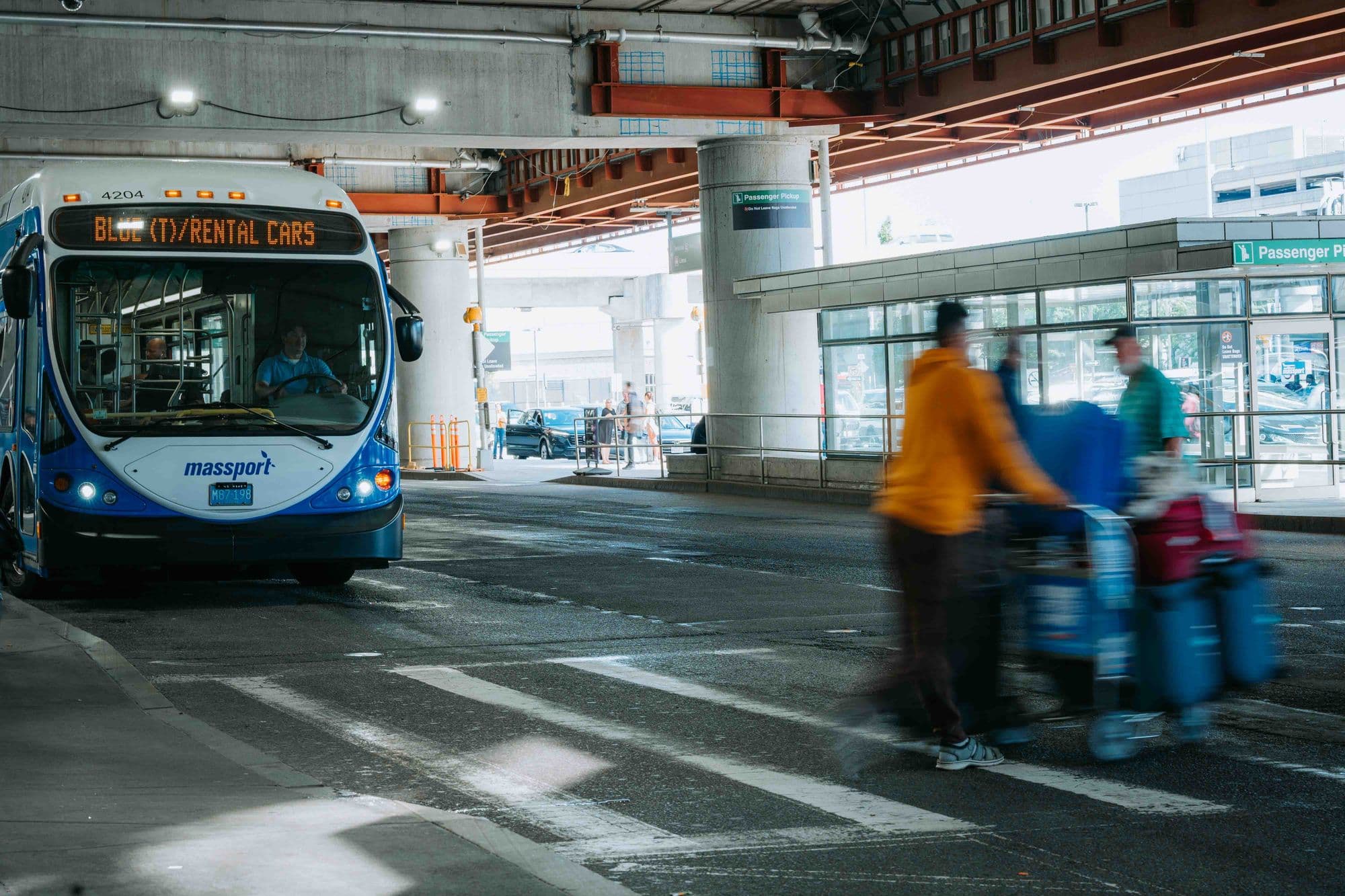 Une navette attend les voyageurs sous l’auvent d’un terminal